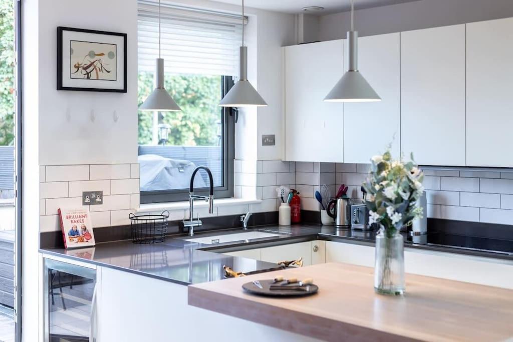 Stylishly Designed 4 Bedroom * Londra