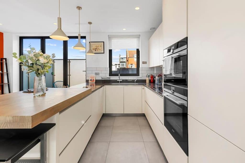 Stylishly Designed 4 Bedroom Appartamento Londra